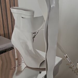 Chic White Stiletto Heeled Boots